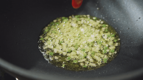 橄欖油油爆蝦【孔老師教做菜】的做法-酸甜味炸菜譜