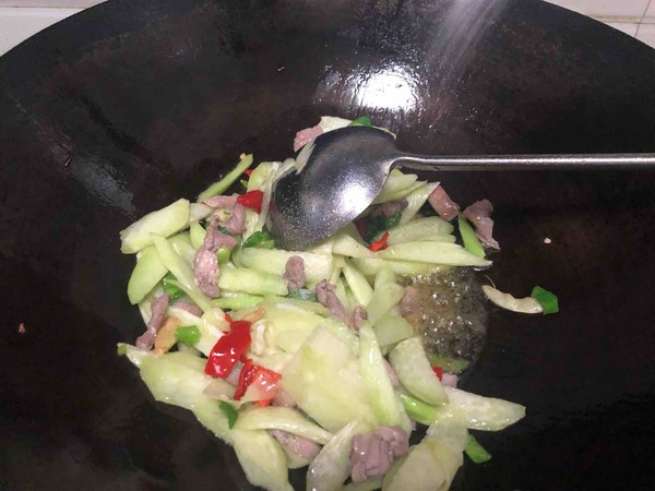 芥蘭炒肉絲的做法-家常味炒菜譜