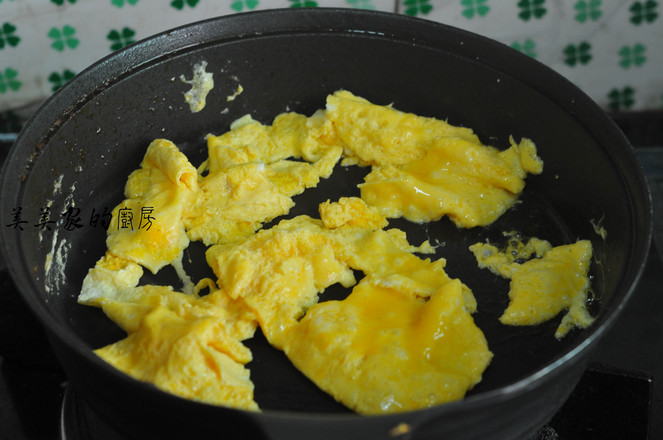 雞蛋炒香菜的做法-家常味炒菜譜-易網健康養生網 雞蛋炒香菜的做法-家常味炒菜譜