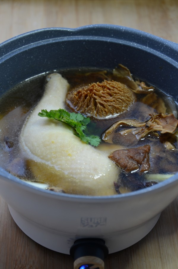 菌菇燉雞湯的做法-家常味燉菜譜-易網健康養生網 菌菇燉雞湯的做法-家常味燉菜譜