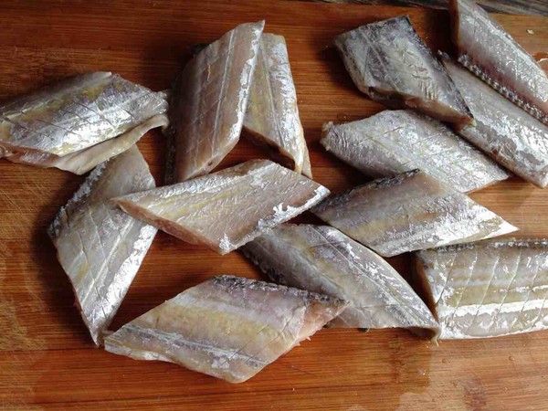 酒香燜帶魚的做法-家常味燜菜譜-易網<a href=http://www.gyfww.com/ target=_blank class=infotextkey>健康養生</a>網 酒香燜帶魚的做法-家常味燜菜譜