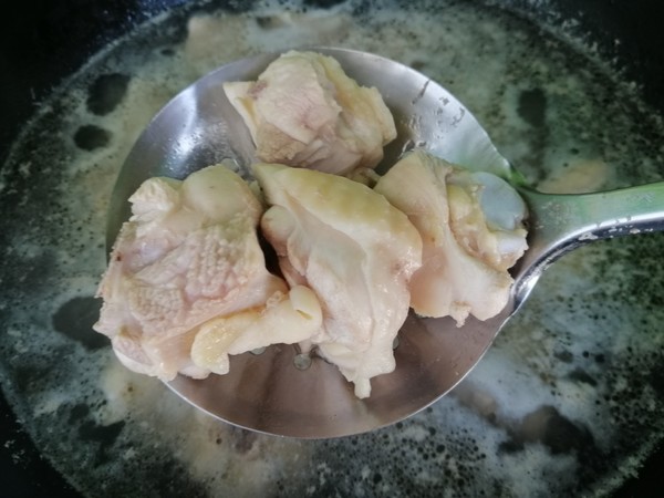 芋頭燒雞塊的做法-家常味燉菜譜