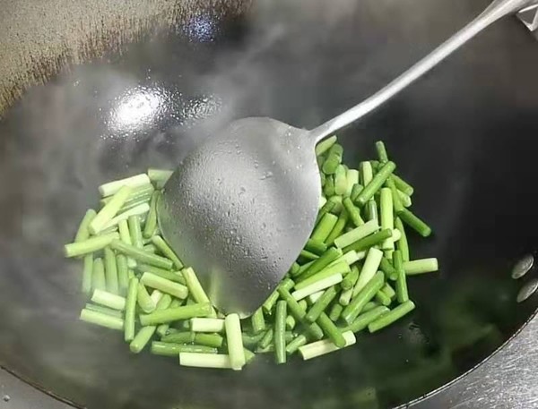 孜然蒜苔炒鴨腎的做法-家常味炒菜譜