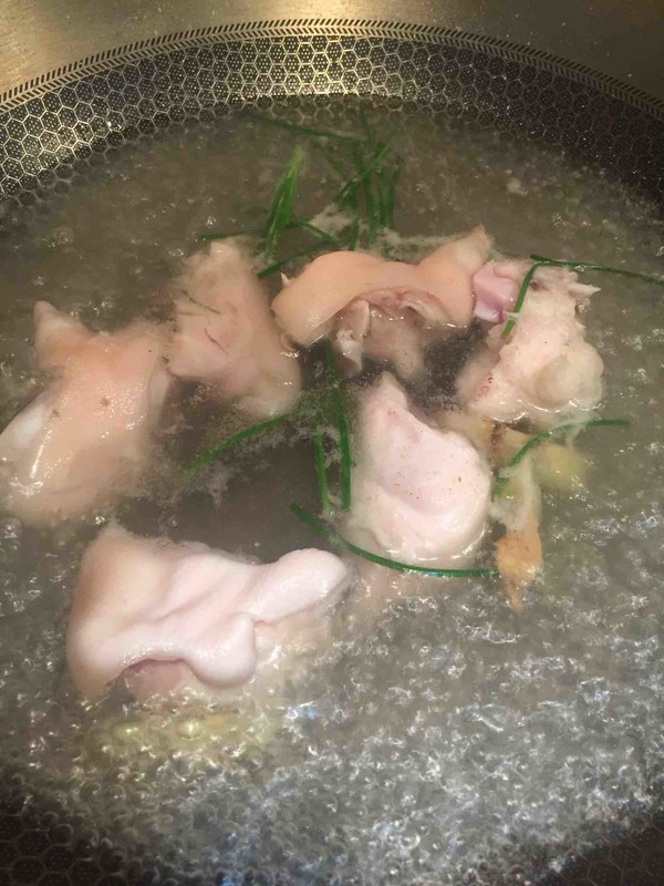 黃豆燉豬腳湯的做法-家常味燉菜譜