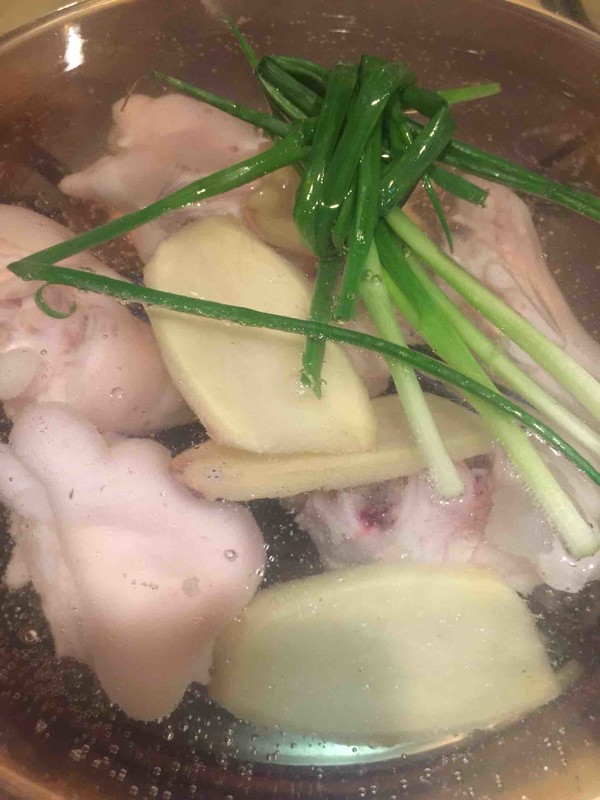 黃豆燉豬腳湯的做法-家常味燉菜譜