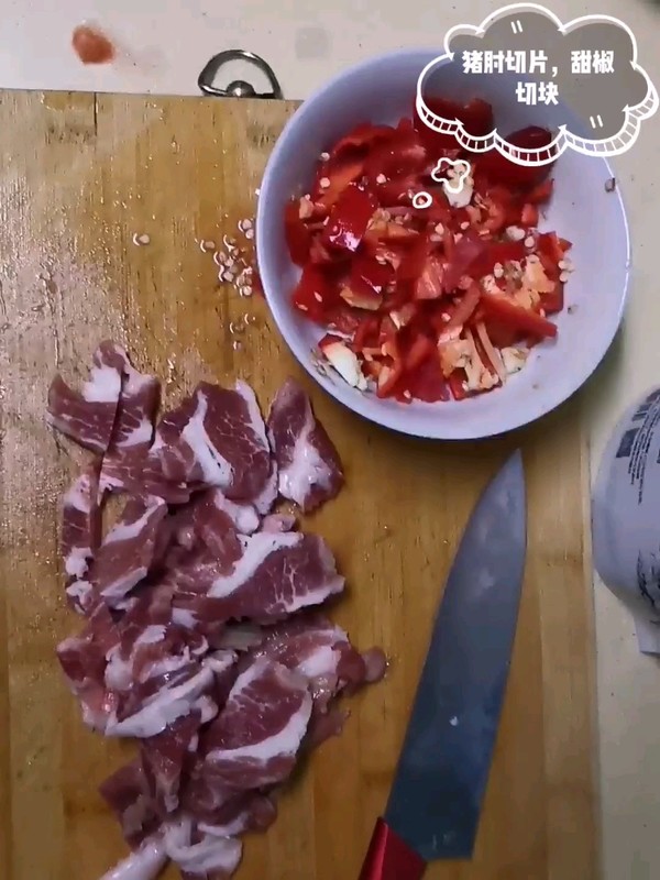 甜椒炒豬肘的做法-家常味爆菜譜-易網<a href=http://www.gyfww.com/ target=_blank class=infotextkey>健康養生</a>網 甜椒炒豬肘的做法-家常味爆菜譜