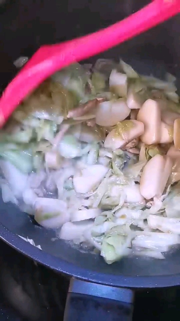 卷心菜炒年糕的做法-家常味炒菜譜