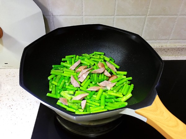 蘆筍香腸的做法-家常味炒菜譜