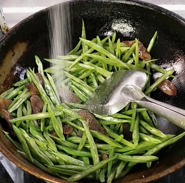 臘腸炒四季豆的做法-咸鮮味炒菜譜