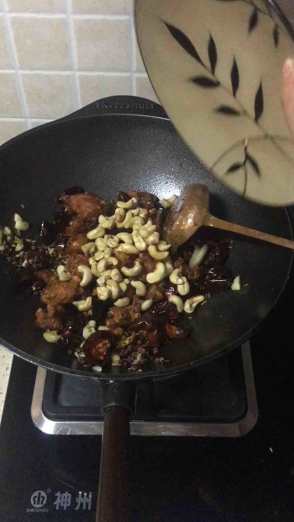 干煸腰果雞翅塊的做法-麻辣味炸菜譜