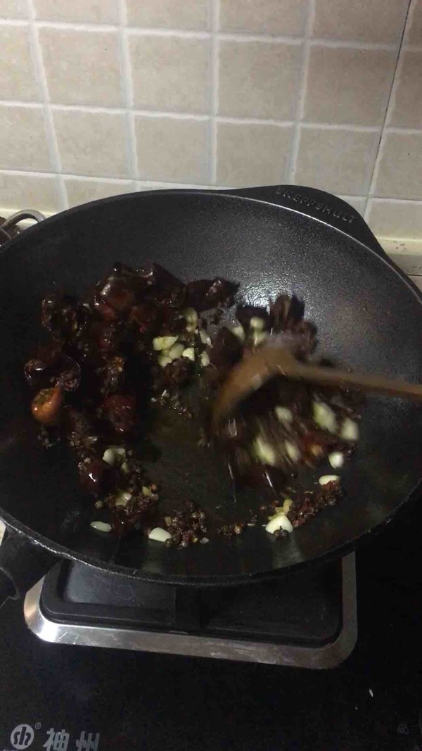 干煸腰果雞翅塊的做法-麻辣味炸菜譜