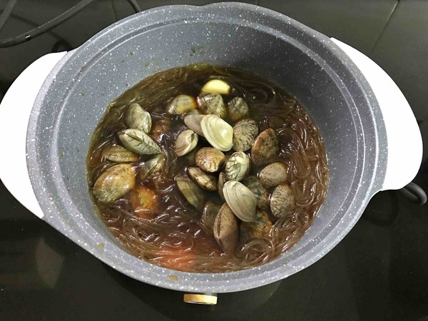 花蛤粉絲煲的做法-咸鮮味煮菜譜-易網健康養生網 花蛤粉絲煲的做法-咸鮮味煮菜譜