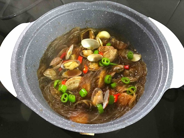 花蛤粉絲煲的做法-咸鮮味煮菜譜-易網健康養生網 花蛤粉絲煲的做法-咸鮮味煮菜譜