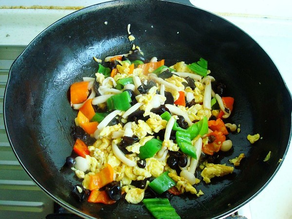 白玉菇木耳炒雞蛋的做法-咸鮮味炒菜譜