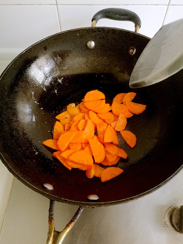 胡蘿卜炒雞蛋蘑菇的做法-咸鮮味炒菜譜