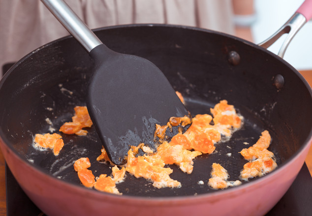 【咸蛋黃雞翅】的做法-咸鮮味炒菜譜