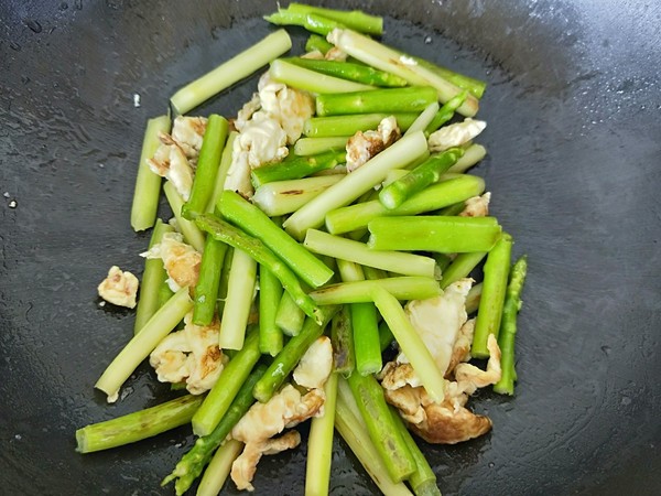蘆筍炒雞蛋的做法-家常味炒菜譜