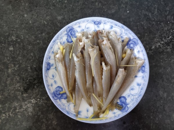 香酥沙丁魚的做法-家常味炸菜譜
