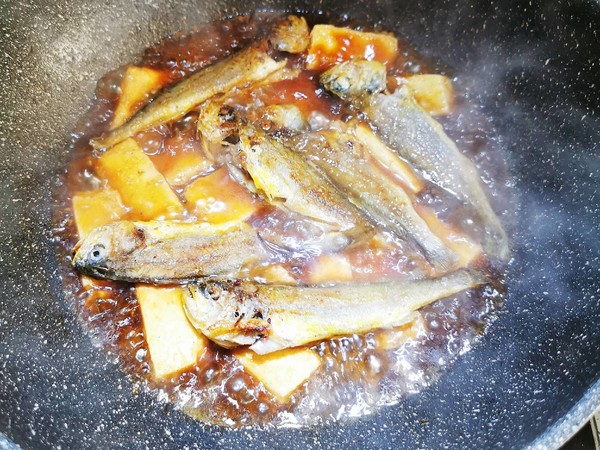 小黃魚燒豆腐的做法-咸鮮味燒菜譜