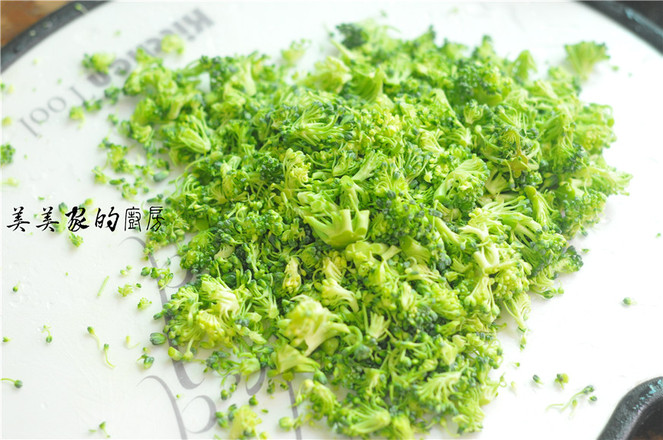 西藍花千層餅的做法-家常味烙菜譜-易網(wǎng)健康養(yǎng)生網(wǎng) 西藍花千層餅的做法-家常味烙菜譜