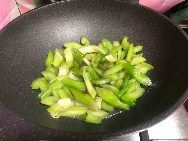 素炒芹菜的做法-家常味炒菜譜