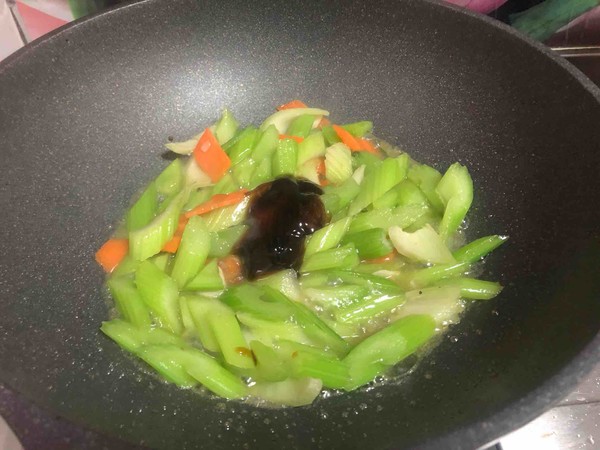 素炒芹菜的做法-家常味炒菜譜