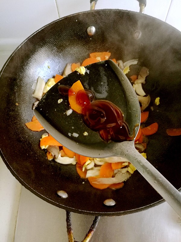 胡蘿卜炒雞蛋蘑菇的做法-咸鮮味炒菜譜