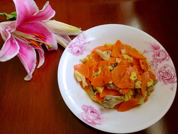 胡蘿卜炒雞蛋蘑菇的做法-咸鮮味炒菜譜