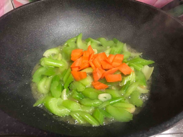 素炒芹菜的做法-家常味炒菜譜