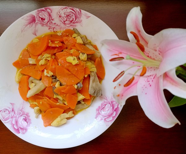 胡蘿卜炒雞蛋蘑菇的做法-咸鮮味炒菜譜