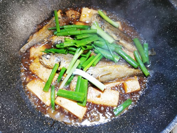 小黃魚燒豆腐的做法-咸鮮味燒菜譜