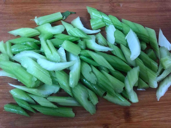 素炒芹菜的做法-家常味炒菜譜
