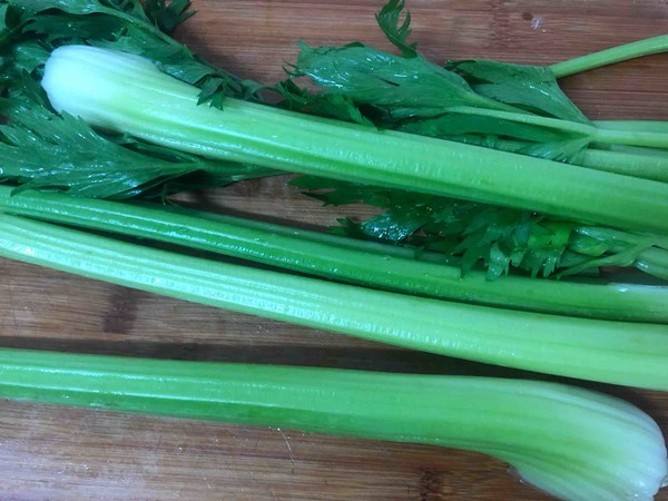 素炒芹菜的做法-家常味炒菜譜