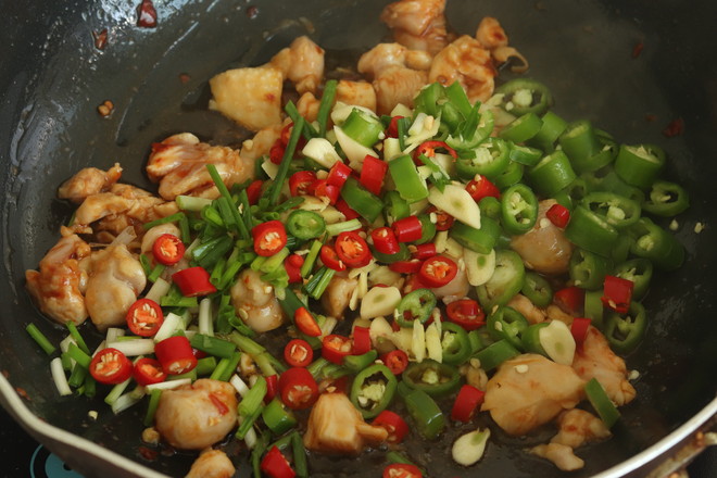 雙椒辣子雞丁的做法-香辣味炒菜譜