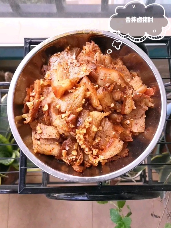 涼拌鹵豬肘的做法-麻辣味拌菜譜