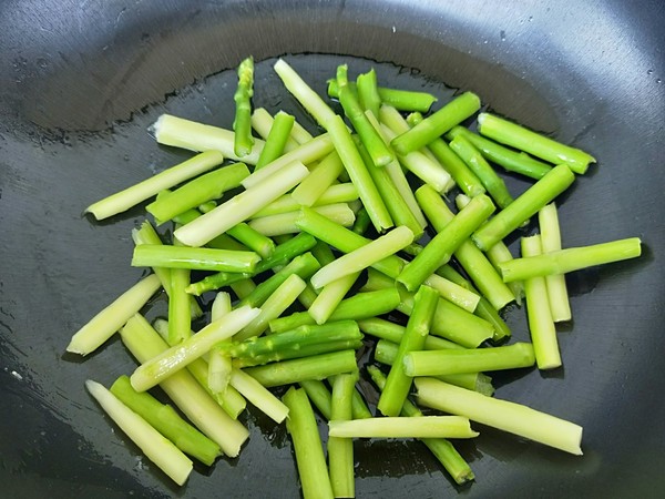 蘆筍炒雞蛋的做法-家常味炒菜譜