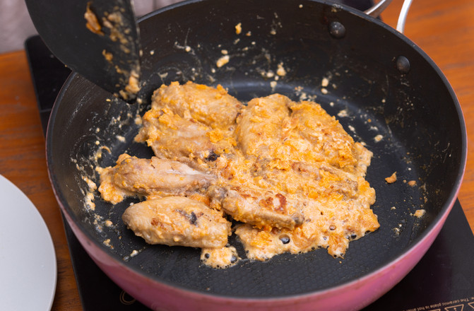 【咸蛋黃雞翅】的做法-咸鮮味炒菜譜