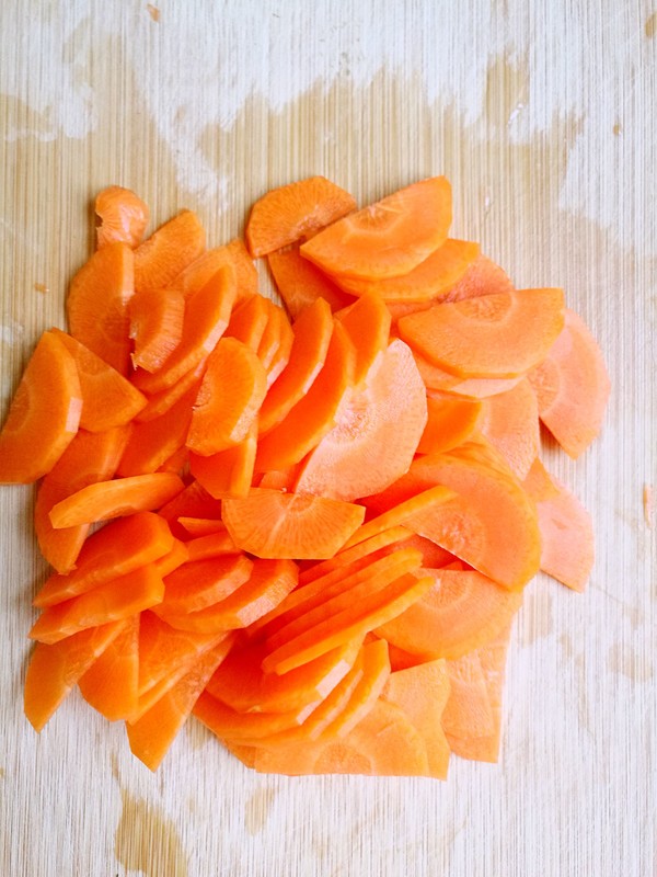 胡蘿卜炒雞蛋蘑菇的做法-咸鮮味炒菜譜