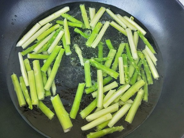 蘆筍炒雞蛋的做法-家常味炒菜譜