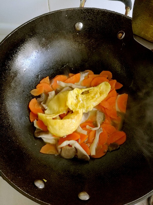 胡蘿卜炒雞蛋蘑菇的做法-咸鮮味炒菜譜