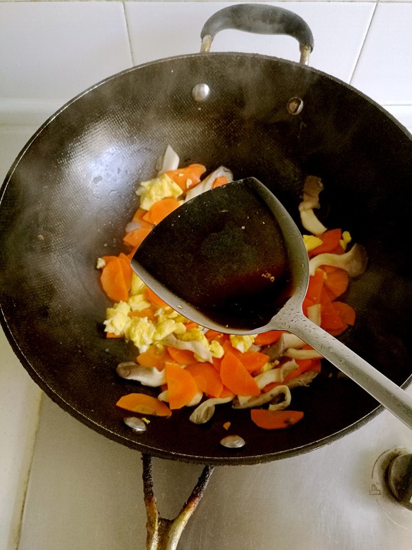 胡蘿卜炒雞蛋蘑菇的做法-咸鮮味炒菜譜