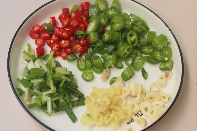 雙椒辣子雞丁的做法-香辣味炒菜譜