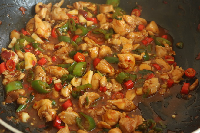 雙椒辣子雞丁的做法-香辣味炒菜譜