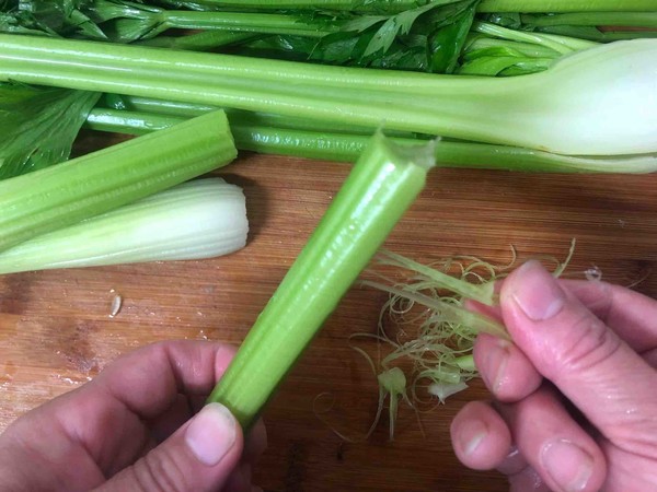 素炒芹菜的做法-家常味炒菜譜