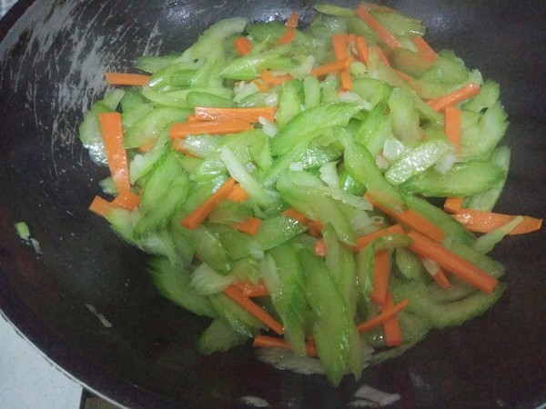 炒西芹的做法-咸鮮味炒菜譜