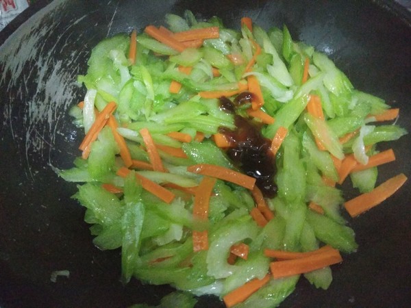 炒西芹的做法-咸鮮味炒菜譜