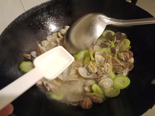 絲瓜炒花蛤的做法-咸鮮味炒菜譜