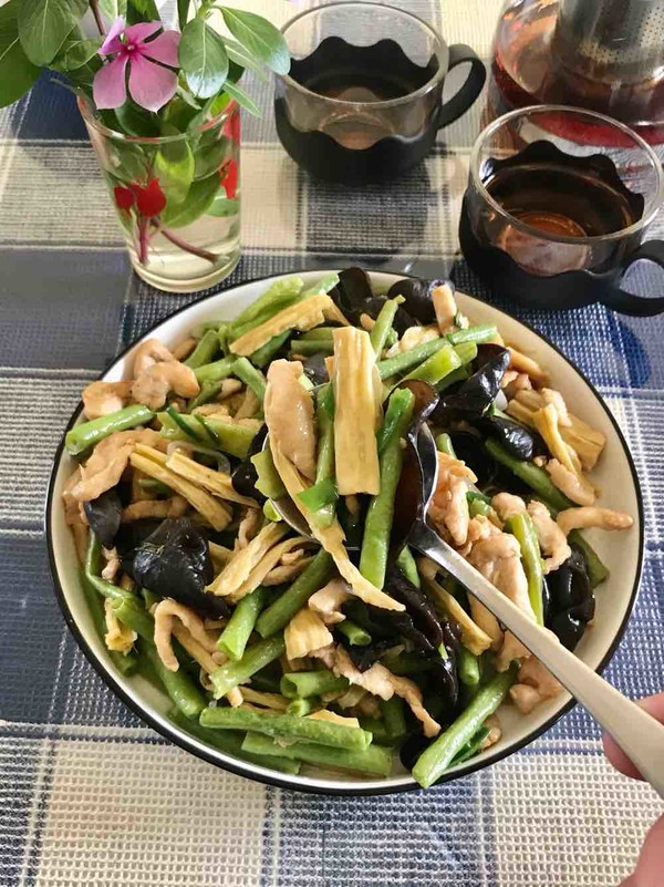 腐竹木耳炒雞肉的做法-咸鮮味炒菜譜