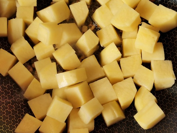 土豆咖喱塊的做法-家常味炒菜譜