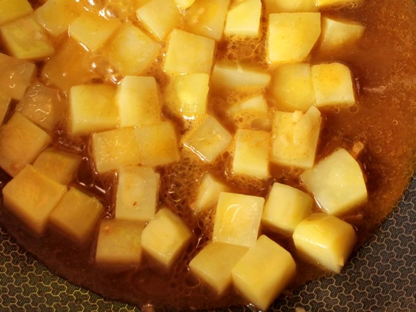 土豆咖喱塊的做法-家常味炒菜譜